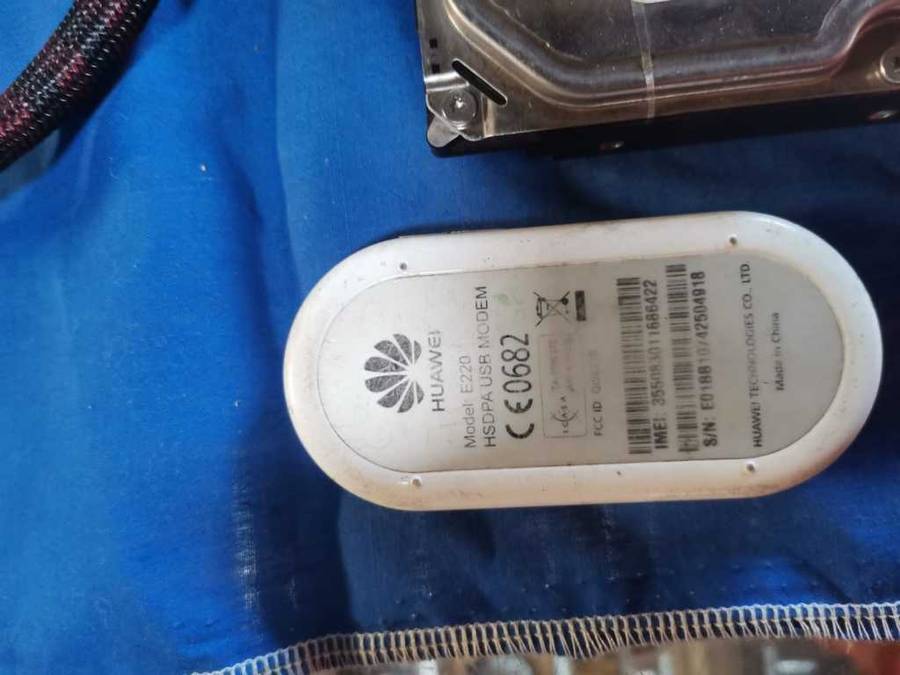 Computer bundle * PARTS * * CPU`s * * ROUTERS* * CABLES * Great LOT Starting at R1.00 !