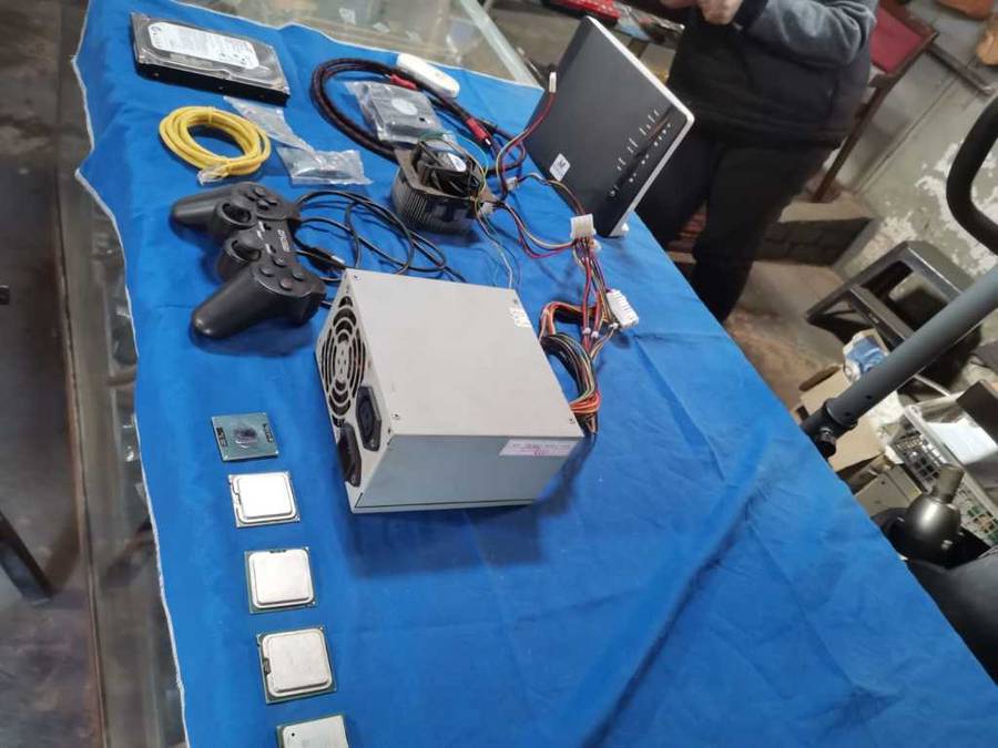 Computer bundle * PARTS * * CPU`s * * ROUTERS* * CABLES * Great LOT Starting at R1.00 !