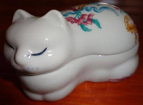ELIZABETH ARDEN CAT TRINKET BOX - JUST LOVELY!