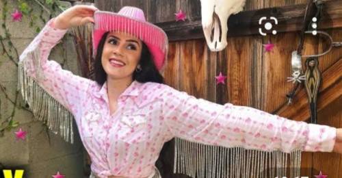 Cream Scooped Neck Sweatshirt with Fringe / Tassle Trim  Size Medium.  DIY Cowgirl Costume