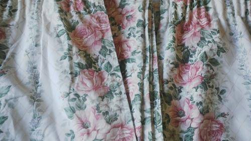 Pair of Curtains with Floral Pattern in Excellent Condition