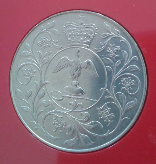 Uncirculated 1977 British crown in perspex case