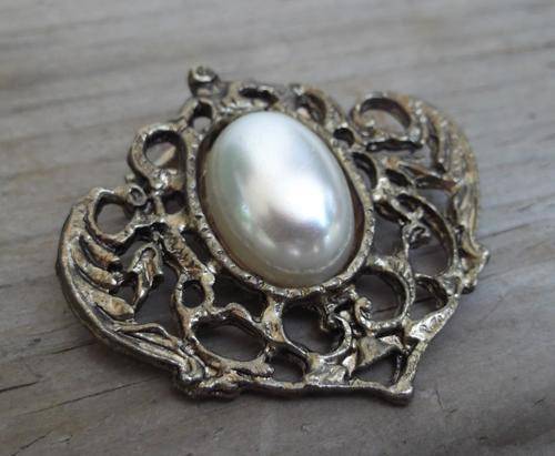 Pretty vintage costume brooch