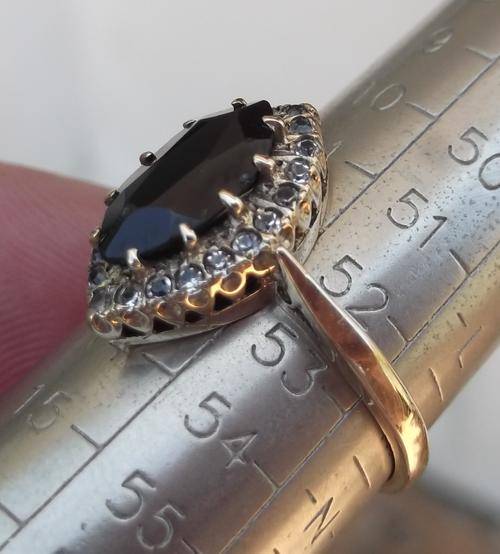 Stunning vintage 9ct gold ring with unknown stones - Size M