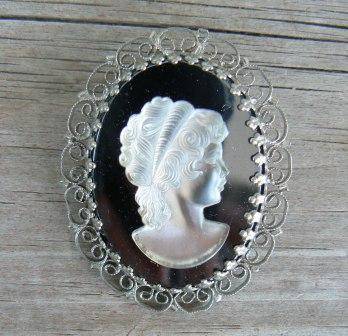 Large vintage Cameo-style brooch