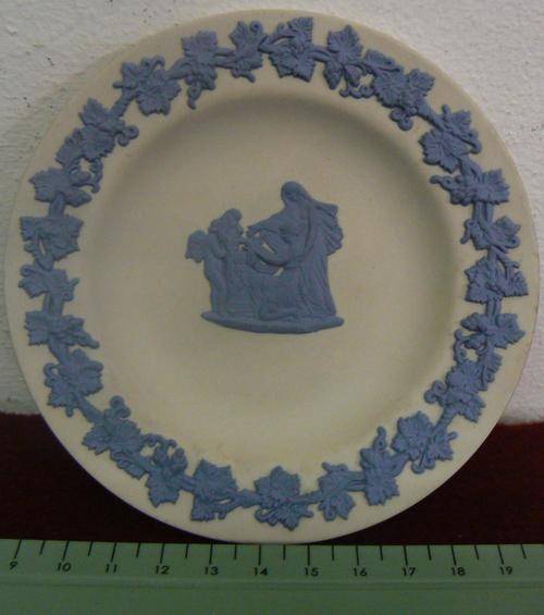 White Wedgwood trinket dish with blue detail, lovely condition