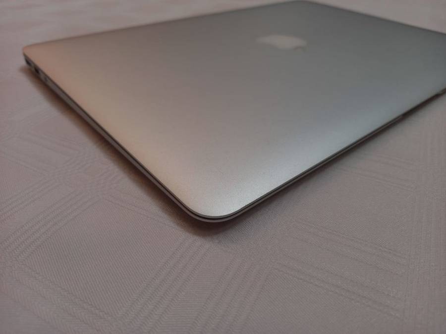 Macbook Air 13.3" 2017 - Excellent Condition - Low Cycle Count - Like new