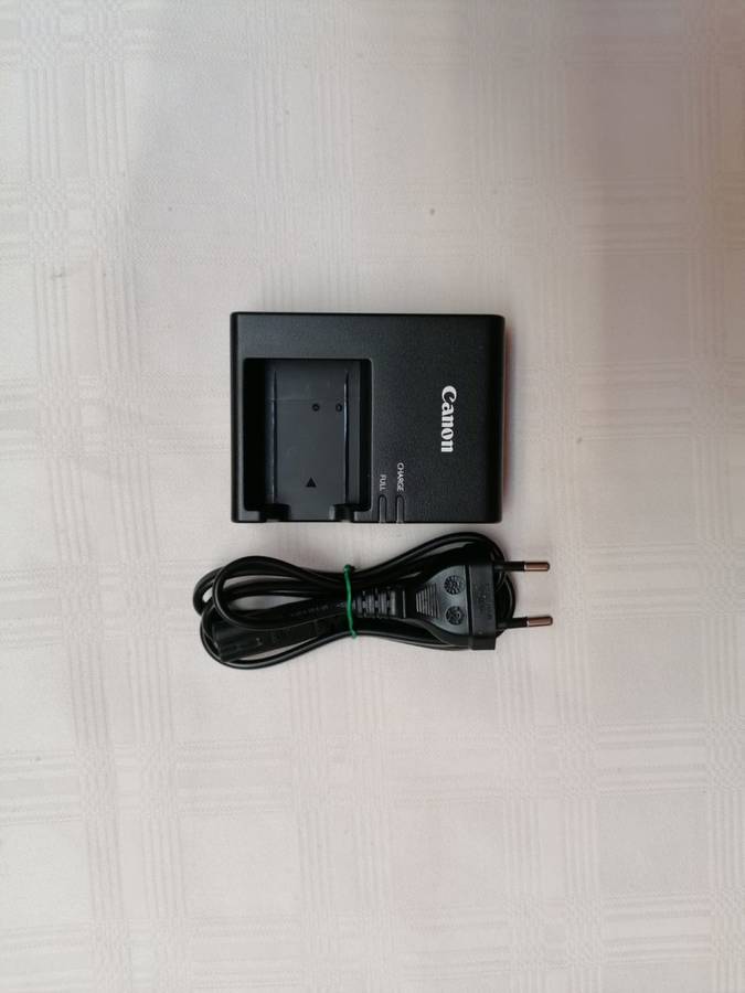 Canon 1300D Bundle - Almost new - only 700 photos taken with camera