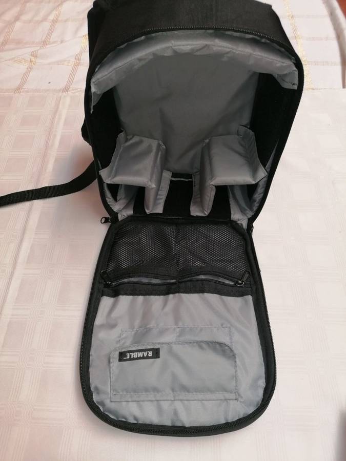 Canon 1300D Bundle - Almost new - only 700 photos taken with camera