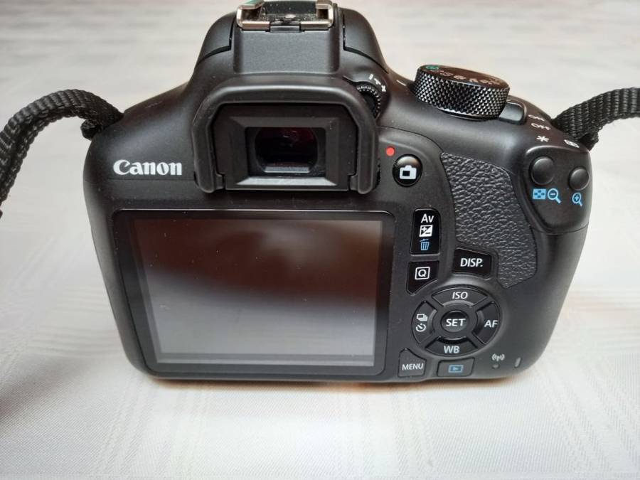 Canon 1300D Bundle - Almost new - only 700 photos taken with camera