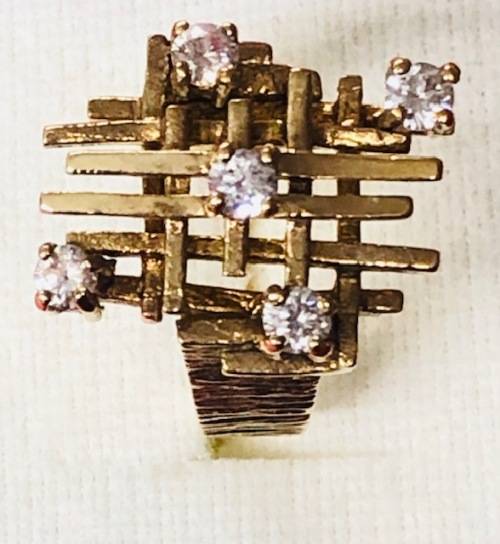 9ct Beautiful Yellow Gold Ladies Ring with Diamonds