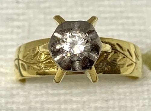 Antique:- 18ct Yellow Gold Diamond Ring :-  Beautiful