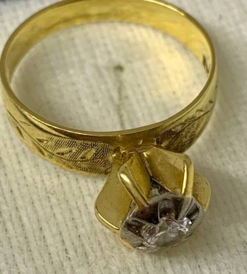 Antique:- 18ct Yellow Gold Diamond Ring :-  Beautiful