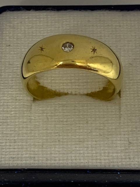 18ct Yellow Gold Diamond Ring :-  Beautiful
