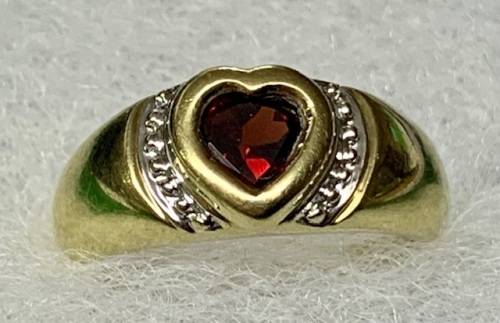 Beautiful 9ct Yellow Gold Ring with heart shaped garnet