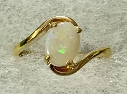 Beautiful 9ct Yellow Gold Ring with white opal.