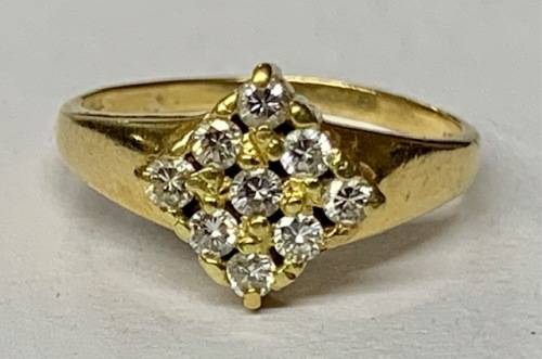 Charming 18ct Yellow Gold Diamond Ring