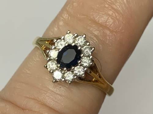 Beautiful 18ct Yellow Gold Diamond with stone
