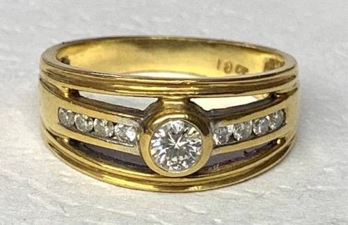Charming 18ct yellow gold diamond ring.
