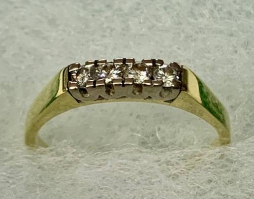 Beautiful:- 18ct Yellow Gold Diamond Ring