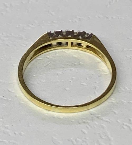 Beautiful:- 18ct Yellow Gold Diamond Ring