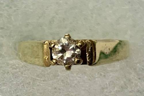 9ct Yellow Gold Ring:- Cubic Zirconia