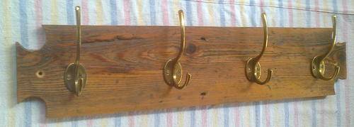 Old OREGON PINE WALL MOUNTABLE COAT HANGER (See guarantee).