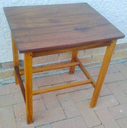 SOLID MAHOGANY SIDE/LAMP TABLE in very good condition! (See guarantee).