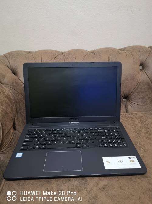 ***BOXED MINT*** ASUS i5 8th GEN QUAD-CORE// 4 GB RAM// 500 GB SATA DRIVE