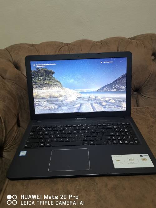 ***BOXED MINT*** ASUS i5 8th GEN QUAD-CORE// 4 GB RAM// 500 GB SATA DRIVE