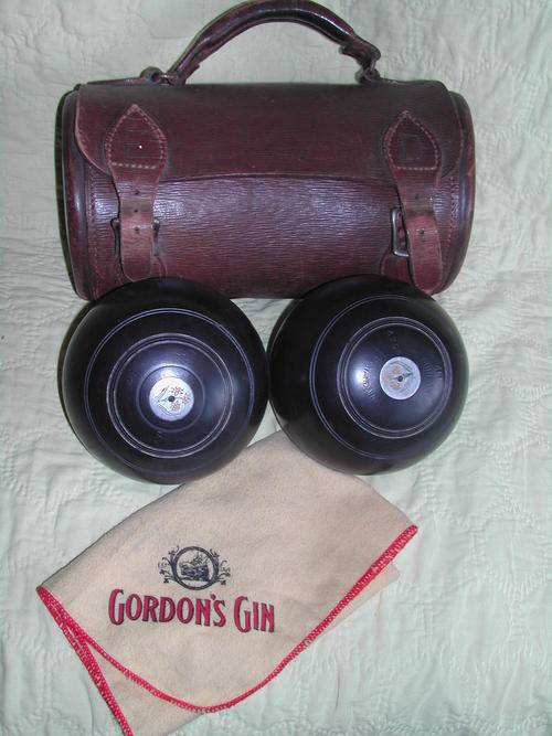2 Bowls in Leather Bag.
