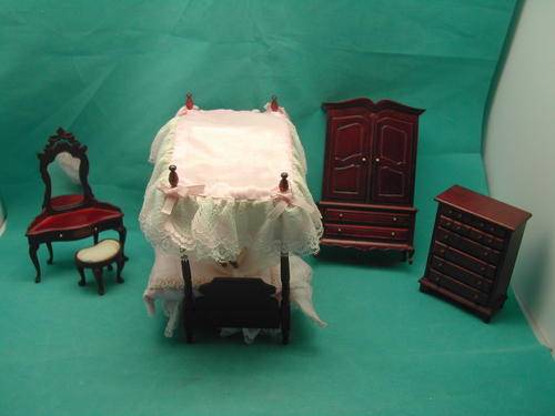 Dolls House Bedroom Suite: 1:12 Scale