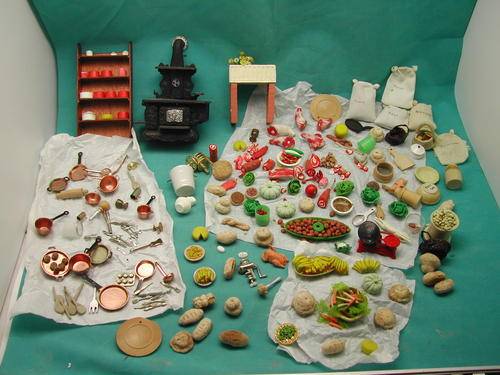 1.12 Scale Dollhouse Cooking Range and Pantry Contents