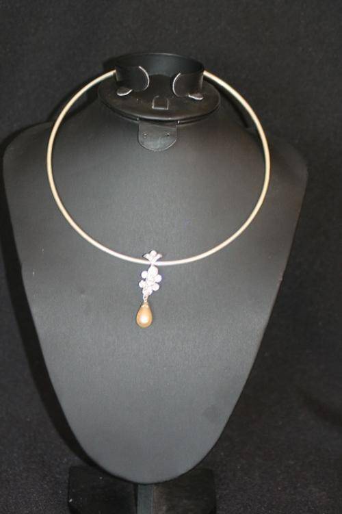 HOOP NECKLACE WITH PEARL PENDENT (COSTUM)