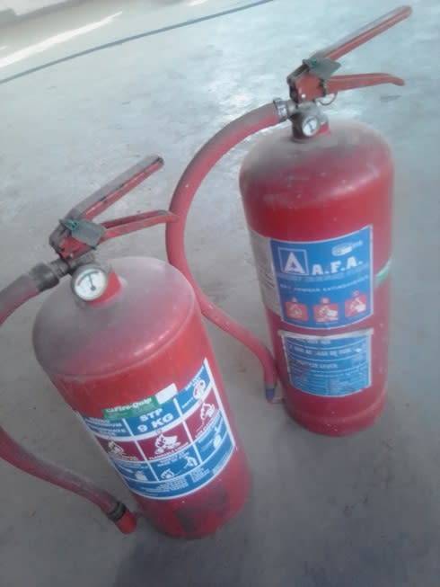 2x 9KG FIRE EXTINUISHERTS FULLY CHARGED