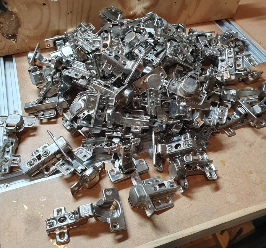 Cupboard Hinges - LOT - 90 Hinges - Good Condition