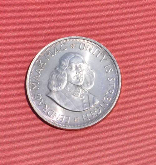50 CENTS 1962 CROWN 50% Silver 5S - *numismatic opportunity and lucrative investment* BRILLIANT UNC