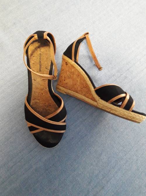 BLACK AND TAN WEDGE HEELS (SIZE 6 WOOLWORTHS)