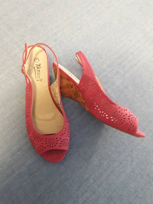 PRETTY PINK SLINGBACK HEELS (SIZE 6 TATAZI)