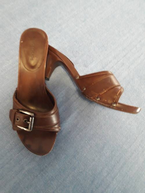 VERSATILE BROWN MULES / HEELS (SIZE 6 WOOLWORTHS)