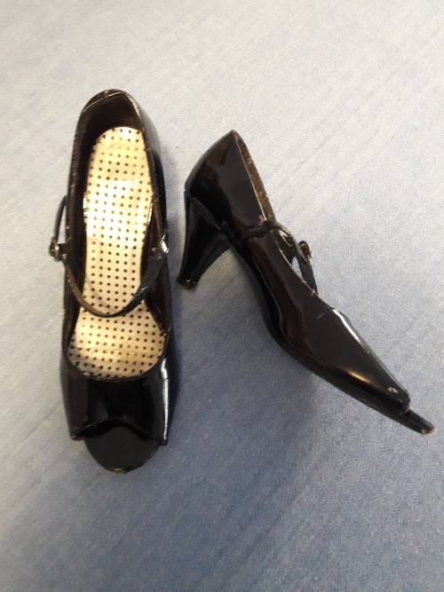 CLASSIC BLACK MARY-JANE HEELS (SIZE 6)