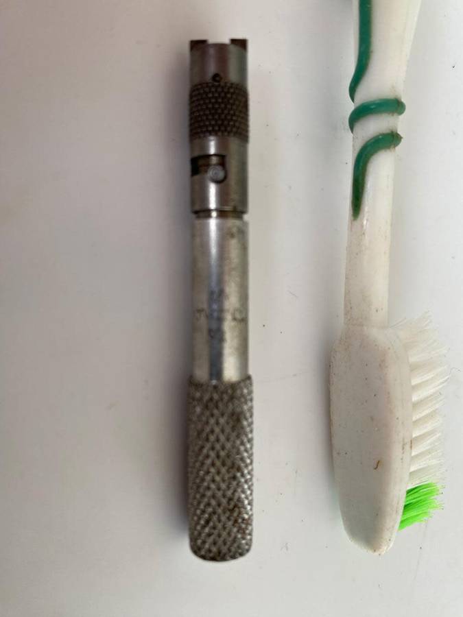 Screwdriver to Automatically Release a Small Screw.