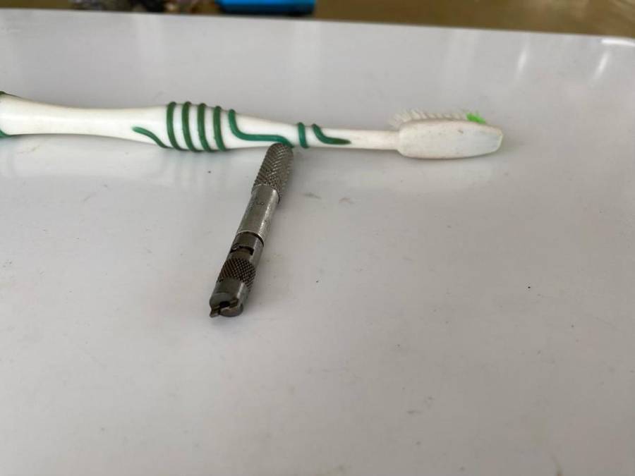 Screwdriver to Automatically Release a Small Screw.