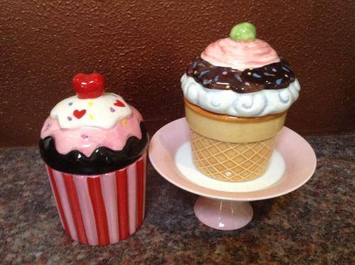 Cupcake shaped containers and cupcake stand
