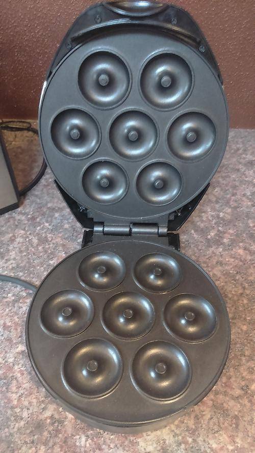 Electric doughnut maker