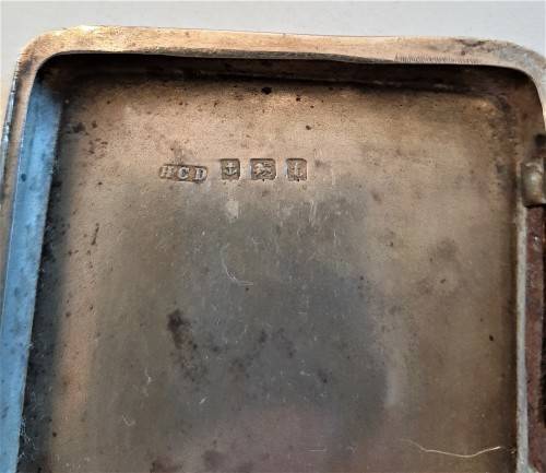 Vintage 1918 solid sterling silver cigartte case with blue enamel lid. Hinge is damaged 77.8gr