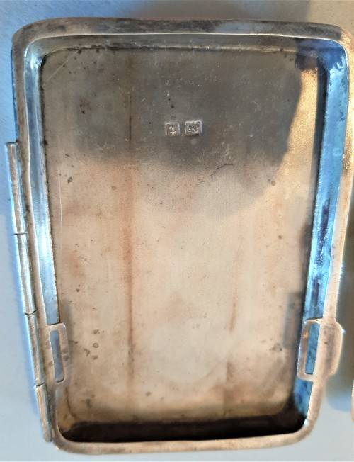 Vintage 1918 solid sterling silver cigartte case with blue enamel lid. Hinge is damaged 77.8gr