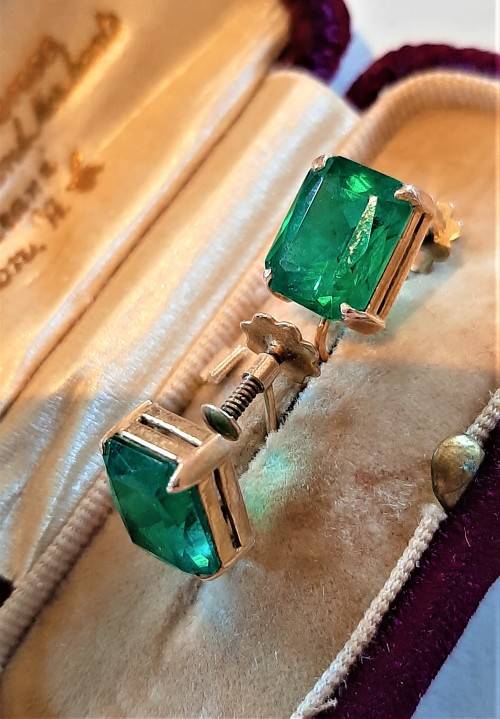 Beautiful vintage solid 9 carat gold emeral coloured earrings in the screw on design, 3.6 gr