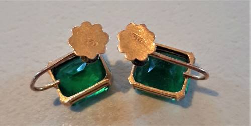 Beautiful vintage solid 9 carat gold emeral coloured earrings in the screw on design, 3.6 gr