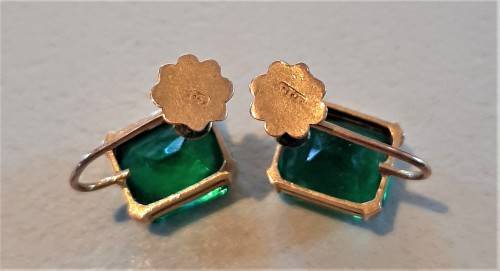 Beautiful vintage solid 9 carat gold emeral coloured earrings in the screw on design, 3.6 gr